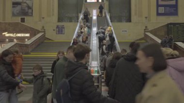 Kyiv, Ukrayna: 30 Ekim 2024. Kyiv tren istasyonunda bir grup gezgin.