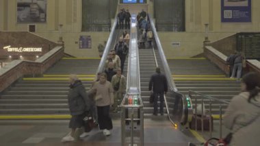 Kyiv, Ukrayna: 30 Ekim 2024. Kyiv tren istasyonunda bir grup gezgin.