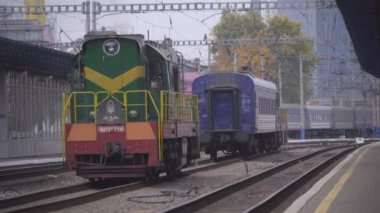 Kyiv, Ukrayna: 30 Ekim 2024. Tren istasyonunda dizel bir lokomotif. 