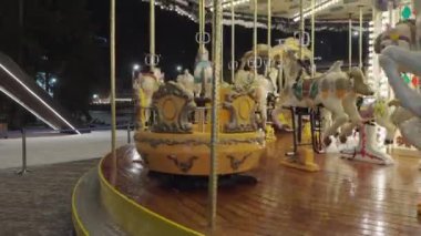 Aydınlatılmış Atlı Süvari Dönüşü. Parkta boş eski moda kavşak.