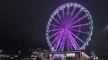 Bukovel Resort, Ukrayna: 08 Aralık 2024 - Zaman aşımı. Geceleri dönme dolap..