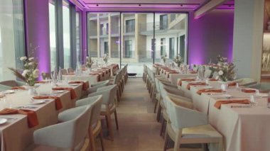 Zarif masa ayarlarıyla modern restoran iç mimarisi