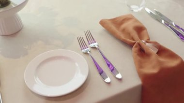 Çatallar boş tabağın yanına konur