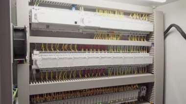 Çoklu sarı konnektörlü devre kartı