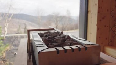 İçinde taşlar olan modern ateş çukuru.