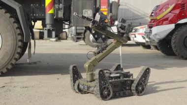Mayın temizleyici bir robot, anti-personel mayınını taşıyor.