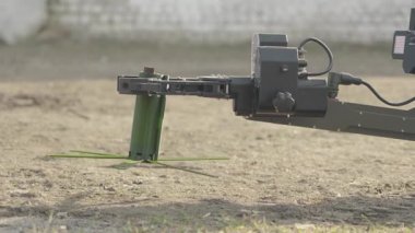 Mayın temizleyici bir robot, anti-personel mayınını taşıyor.