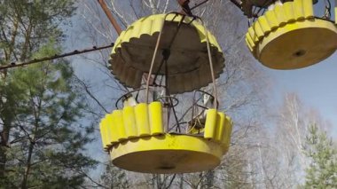 Çernobil Yasak Bölge. Prypiat 'ta terk edilmiş bir lunapark.