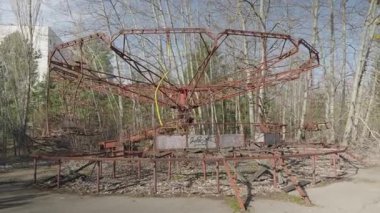 Çernobil Yasak Bölge. Prypiat 'ta terk edilmiş bir lunapark.