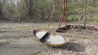 Çernobil Yasak Bölge. Prypiat 'ta terk edilmiş bir lunapark.