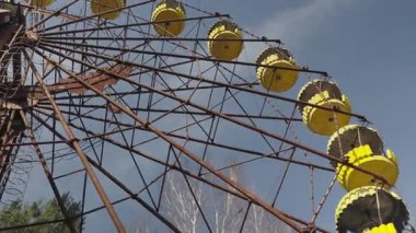 Çernobil Yasak Bölge. Prypiat 'ta terk edilmiş bir lunapark.