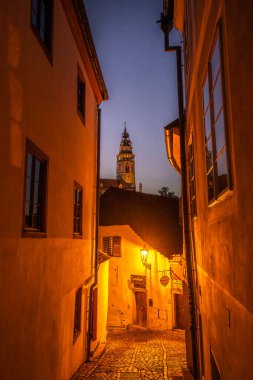 Rüya gibi gece manzarası ikonik tarihi şehir Cesky Krumlov 'un büyülü gökyüzü ve gecenin erken saatlerinde Bohemya, Avrupa' nın güneyinde büyülü saatlerde sokaklardan gelen ışıklar..