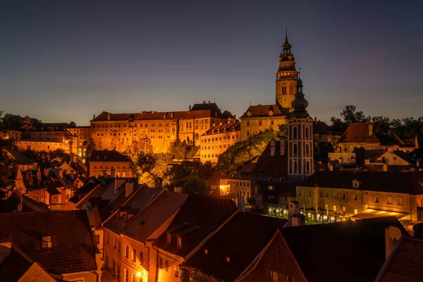 Sihirli gökyüzü ile ikonik tarihi şehir Cesky Krumlov 'un hayali gece görüntüsü ve Bohemya, Avrupa' nın güneyinde akşam saatlerinde sokaklardan gelen ışıklar..