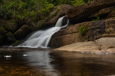 Çek Cumhuriyeti 'nin Jizera dağlarının derinliklerinde gizlenmiş inanılmaz şelale. Şelale nehrinde akan suyla sakin ve huzurlu bir yer..