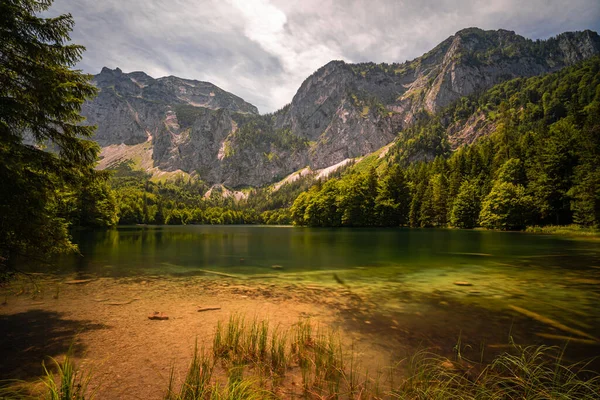 거대한 아래의 놀라운 오스트리아 알프스의 독특한 마법의 호수로 — 스톡 사진