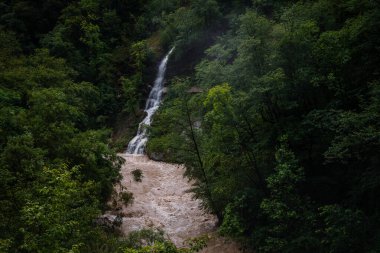 Slovenya, Avrupa 'daki Triglav Ulusal Parkı' nın derinliklerinde gizlenmiş inanılmaz büyük şelale..