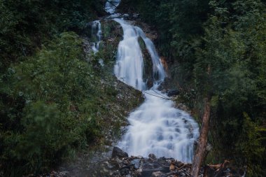 Slovenya, Avrupa 'daki Triglav Ulusal Parkı' nın derinliklerinde gizlenmiş inanılmaz büyük şelale..
