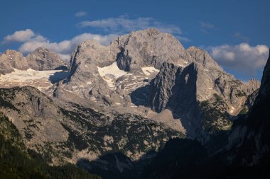 Dachstein 'in etrafındaki büyük dağların muhteşem manzarası. Alp tepeleri büyüleyici ve çok güzel..