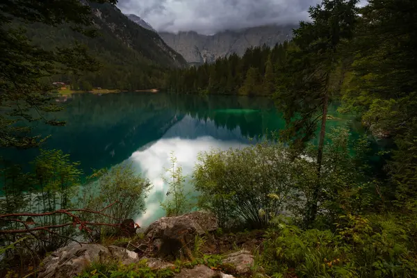 İtalya ile Slovenya sınırı yakınlarındaki Lago di Fusine manzaralı. Etrafı sisli ormanlarla ve derin sularıyla büyüleyici bir göl..