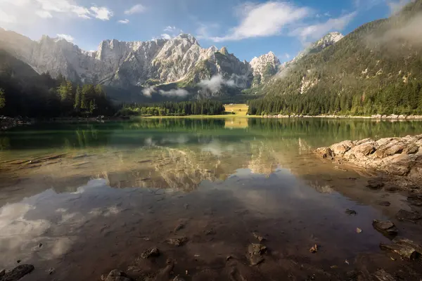 İtalya ile Slovenya sınırı yakınlarındaki Lago di Fusine manzaralı. Etrafı sisli ormanlarla ve derin sularıyla büyüleyici bir göl..