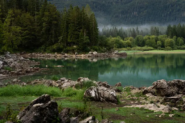 İtalya ile Slovenya sınırı yakınlarındaki Lago di Fusine manzaralı. Etrafı sisli ormanlarla ve derin sularıyla büyüleyici bir göl..