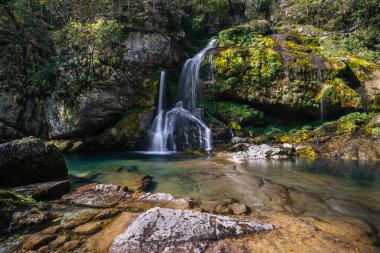 Slovenya 'daki ünlü Triglav Ulusal Parkı' nın vahşi doğasında ve güzelliğinde inanılmaz Virje şelalesi..