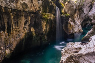 Slovenya, Triglav Ulusal Parkı 'ndaki Soa Nehri' nin inanılmaz vahşi doğası ve güzelliği..