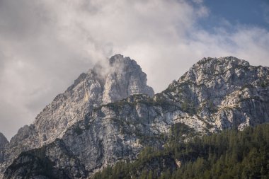 Slovenya 'daki Triglav Ulusal Parkı' nın derinliklerindeki devasa dağların büyüleyici manzarası.