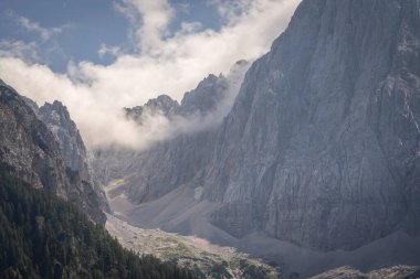 Slovenya 'daki Triglav Ulusal Parkı' nın derinliklerindeki devasa dağların büyüleyici manzarası.