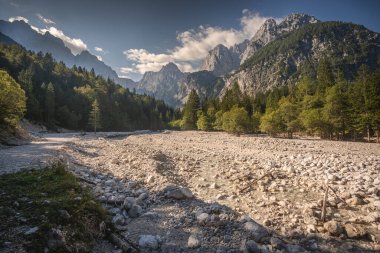 Slovenya 'daki Triglav Ulusal Parkı' nın derinliklerindeki devasa dağların büyüleyici manzarası.
