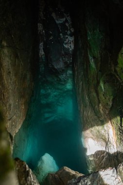 Slovenya 'daki Triglav Ulusal Parkı' ndaki vahşi nehir Soca 'nın kaynağı gerçekten büyüleyici ve büyülü bir yer..