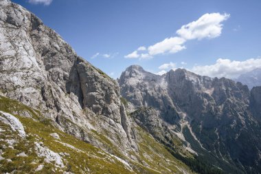 Slovenya 'daki Triglav Ulusal Parkı' nın derinliklerindeki devasa dağların büyüleyici manzarası.