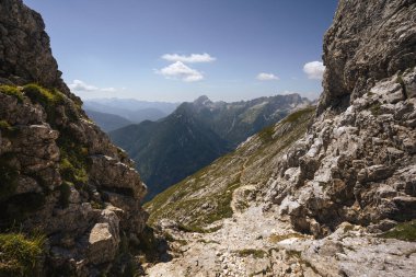 Slovenya 'daki Triglav Ulusal Parkı' nın derinliklerindeki devasa dağların büyüleyici manzarası.