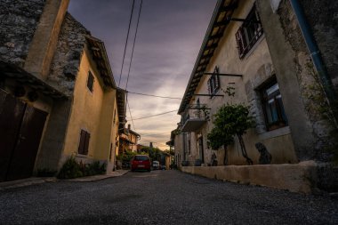 Slovenya 'nın vahşi doğasının kırsalındaki küçük bir köyün küçük sokaklarında romantik bir gündoğumu. Güneşin ufuktan yükseldiği sakin ve huzurlu bir an..