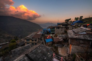 Gün batımında Nepal 'in büyük Himalaya dağlarındaki küçük bir köy.