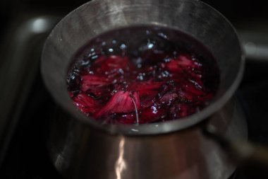 Çay ve limonata yapmak için haşlanmış rhododendron çiçeği..
