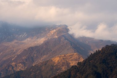 Nepal 'deki büyük Himalayalar' da bulutlar usulca dağları sardığında karla kaplı tepelerin nefes kesici manzarası..