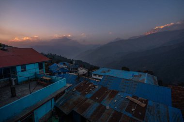 Gün batımında Nepal 'in büyük Himalaya dağlarındaki küçük Ghorepani köyü..