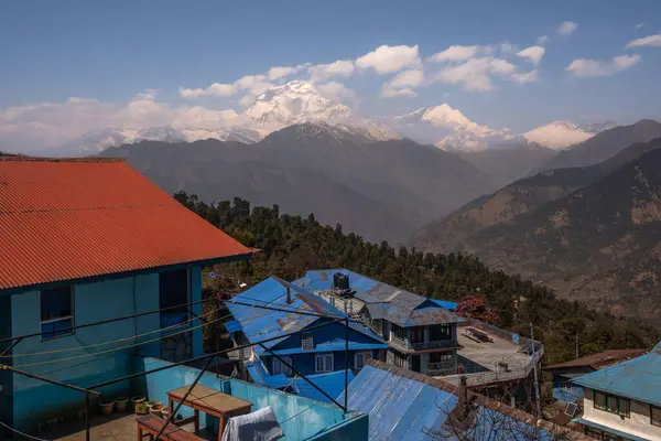 Nepal 'in büyük Himalaya dağlarında küçük bir köy olan Ghorepani güzel bir günde.