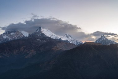 Himalaya, Nepal 'deki Poon Tepesi' nden panoramik gündoğumu manzarası, Annapurna 'nın Machapuchare ve Annapurna' nın güney tepelerini gözler önüne seriyor..