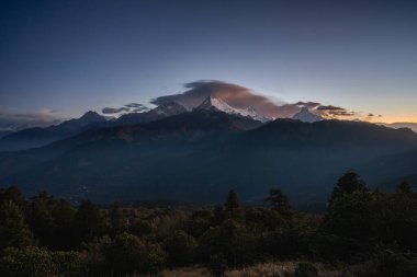 Himalaya dağlarındaki Poon Hill, Nepal 'den panoramik gündoğumu manzarası, Annapurna ve Dhaulagiri' nin Machapuchare ve Annapurna 'nın güney bölgelerindeki karlı zirvelerini gözler önüne seriyor..