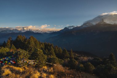 Himalaya dağlarındaki Poon Hill, Nepal 'den panoramik gündoğumu manzarası, Annapurna ve Dhaulagiri' nin Machapuchare ve Annapurna 'nın güney bölgelerindeki karlı zirvelerini gözler önüne seriyor..