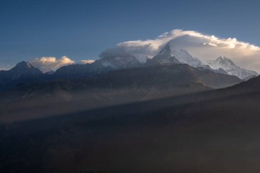 Himalaya dağlarındaki Poon Hill, Nepal 'den panoramik gündoğumu manzarası, Annapurna ve Dhaulagiri' nin Machapuchare ve Annapurna 'nın güney bölgelerindeki karlı zirvelerini gözler önüne seriyor..