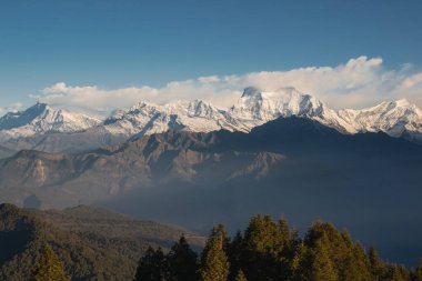 Himalaya, Nepal 'deki Poon Hill' den panoramik gündoğumu manzarası, Tukuche Peak ve Gurja Himal 'in de aralarında bulunduğu Dhaulagiri' nin kar kaplı tepelerini gözler önüne seriyor..