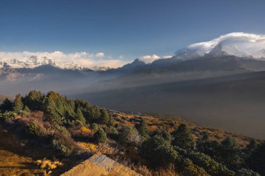 Himalaya dağlarındaki Poon Hill, Nepal 'den panoramik gündoğumu manzarası, Annapurna ve Dhaulagiri' nin Machapuchare ve Annapurna 'nın güney bölgelerindeki karlı zirvelerini gözler önüne seriyor..