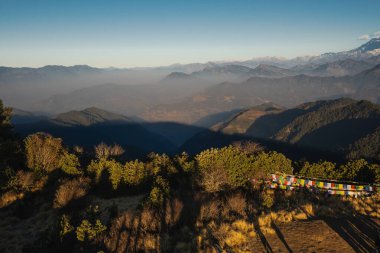 Nepal 'deki Poon Hill' den panoramik gün doğumu manzarası sabahın erken saatlerinde gözcü kulesinden.