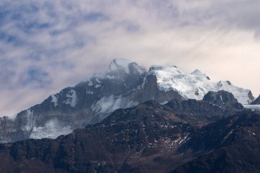 Güney Annapurna 'nın karlı zirvesinin nefes kesen manzarası bulutlar Nepal' deki büyük Himalayalar 'daki dağları usulca sardığında.