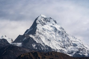 Güney Annapurna 'nın karlı zirvesinin nefes kesen manzarası bulutlar Nepal' deki büyük Himalayalar 'daki dağları usulca sardığında.