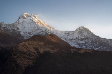 Himalaya Dağları, Nepal 'deki Tadapani' den panoramik gündoğumu manzarası Annapurna dağlarının karlı zirvelerini gözler önüne seriyor..