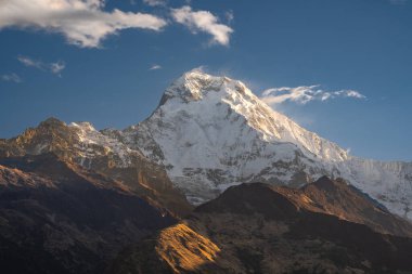 Güney Annapurna 'nın karlı zirvesinin nefes kesen manzarası bulutlar Nepal' deki büyük Himalayalar 'daki dağları usulca sardığında.